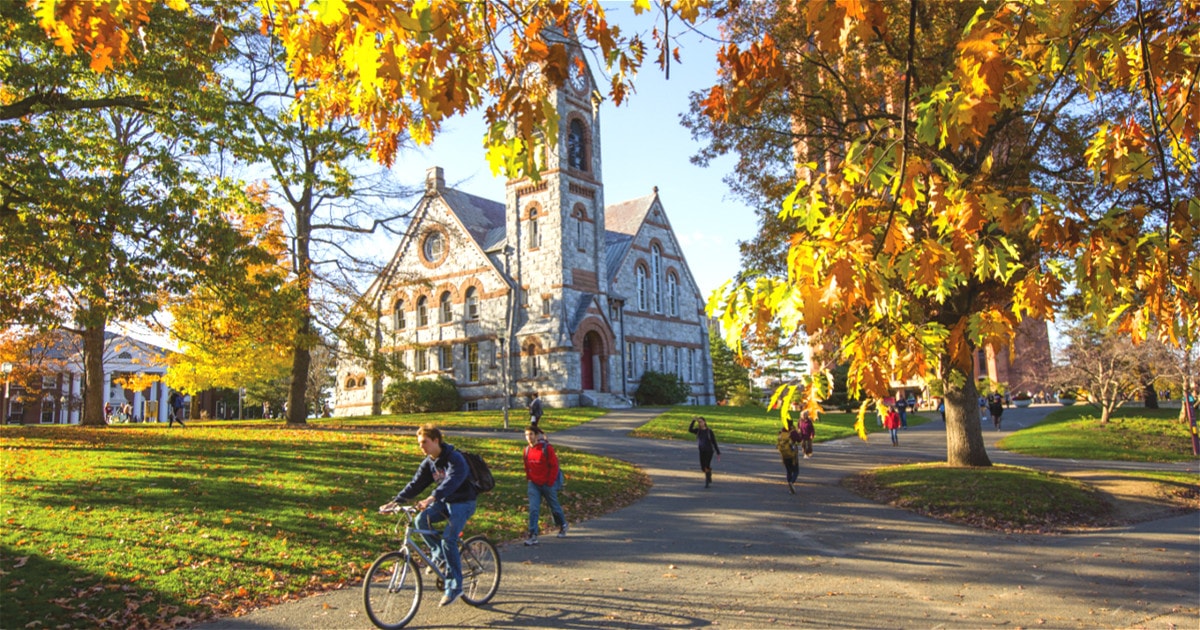 美国留学申请-一所大学等于五所：可以呼朋唤友的马萨诸塞大学安姆斯特分校1200-min