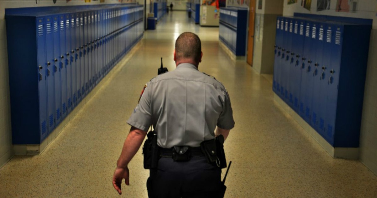 当学生面对无处躲藏的枪支危险，学校应该如何保护他们的安全