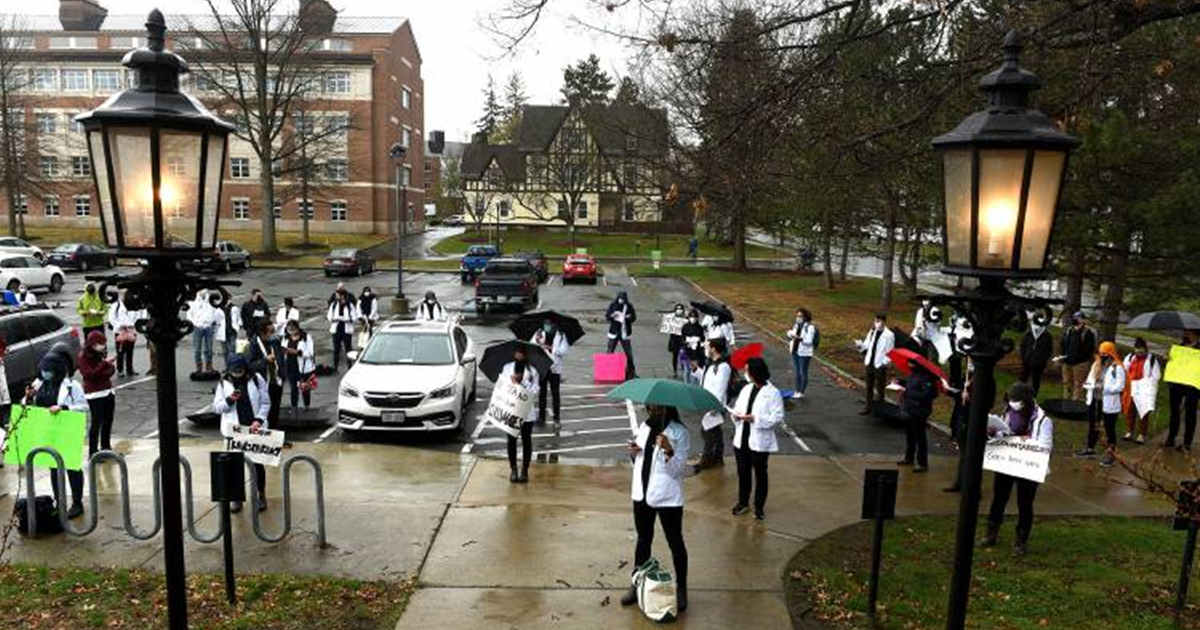 达特茅斯医学院作弊风波，60名学生抗议程序不公